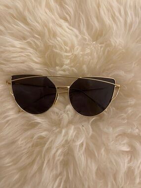 Gold Metal Rim Sunglasses - Women's Fashion Accessory